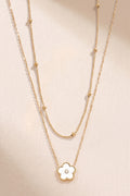 Collier double chaîne avec fleur blanche